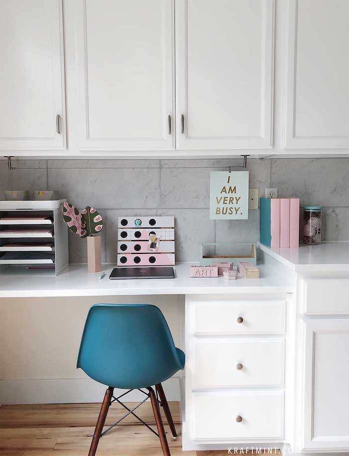 Petit espace decoration bureau, aménagement bureau, etre plus productif, blanc rangement chaise bleu miniature 