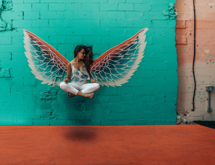 Voler avec ses ailes street art, jean blanc et haute fleurie, combinaison pantalon femme chic, mode femme 2019