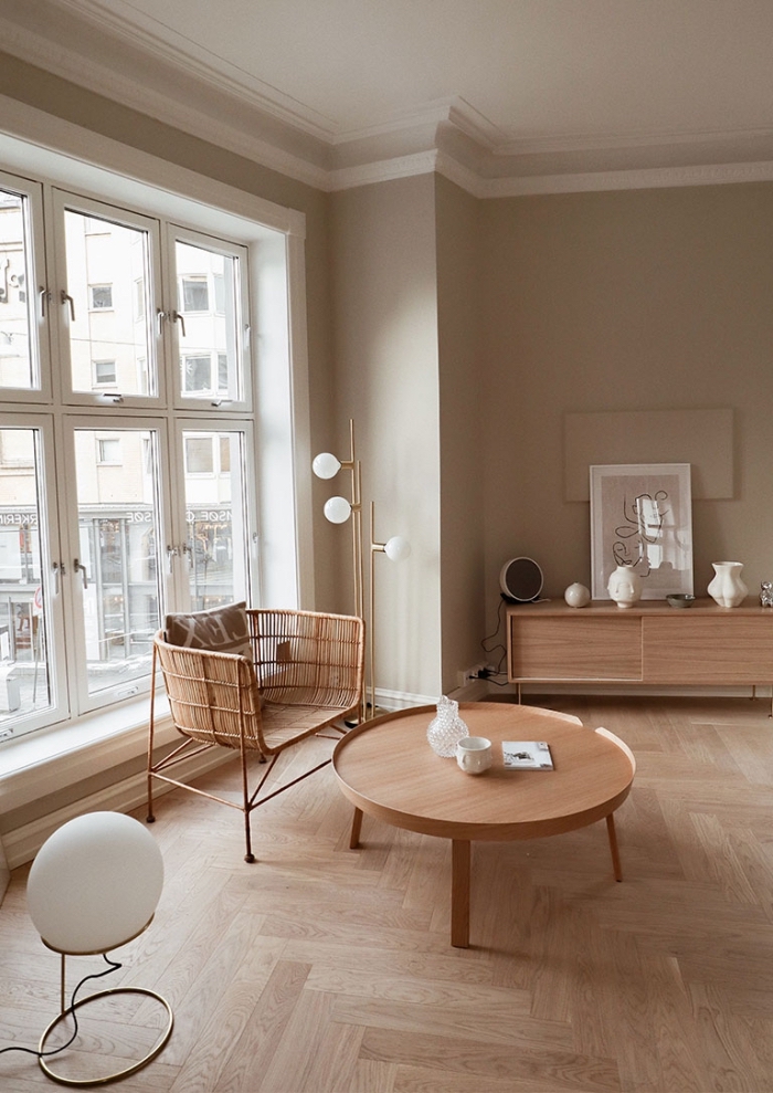 salon avec décor en couleurs neutres, idée peinture couleur sable dans une pièce minimaliste aménagée avec meuble bois clair