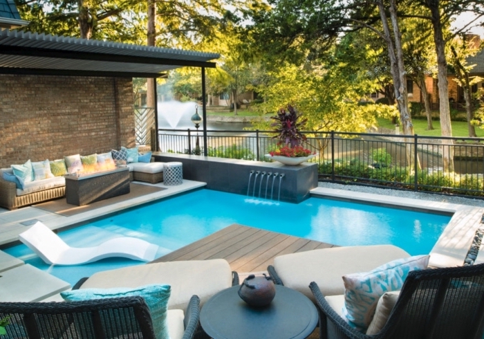 design piscine moderne avec cascade et transat intégré, aménagement terrasse en bois piscine avec meuble tressé