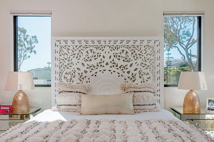 idée déco petite chambre blanche avec objets ethniques, accessoires de lit en beige et blanc avec franges et tête de lit marocaine