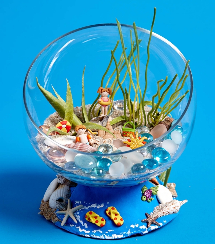 comment faire un terrarium avec figurines de plage, diy terrarium rempli de sable avec succulentes et coquillage