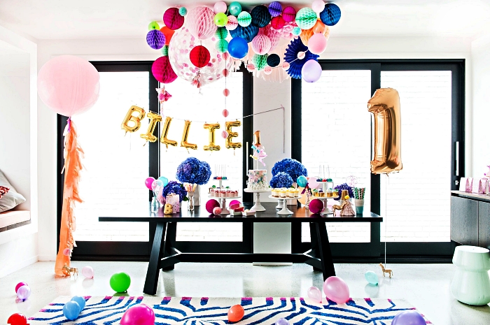 table d'anniversaire décorée d'une guirlande de ballons et de boules alvéolées, deco anniversaire enfant 