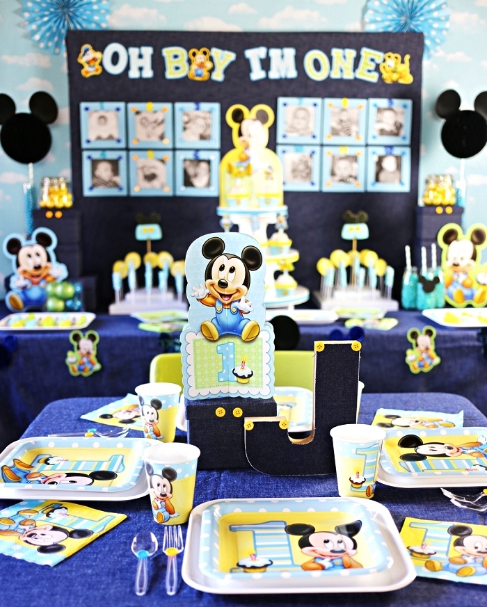 idée déco anniversaire 1 an sur le thème mickey mouse, déco de table et de buffet en bleu et jaune, vaisselle mickey mouse pour anniversaire 1 an