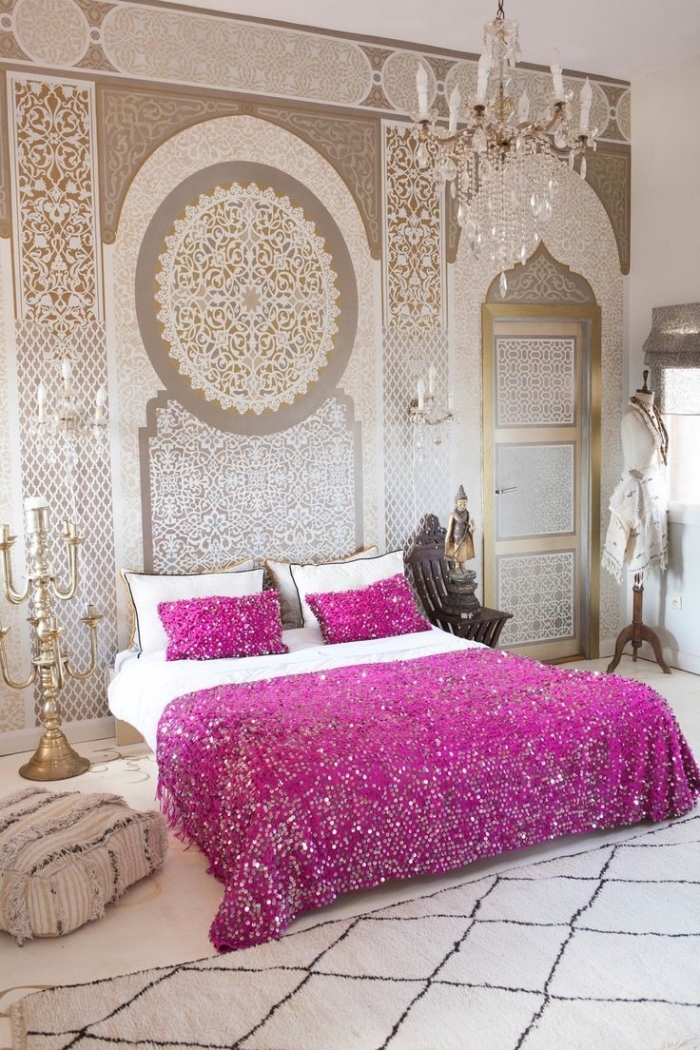 design intérieur oriental dans une chambre aménagée en tons neutres et accents dorés avec couverture de lit en rose fuchsia, faire une tete de lit avec peinture sur les murs