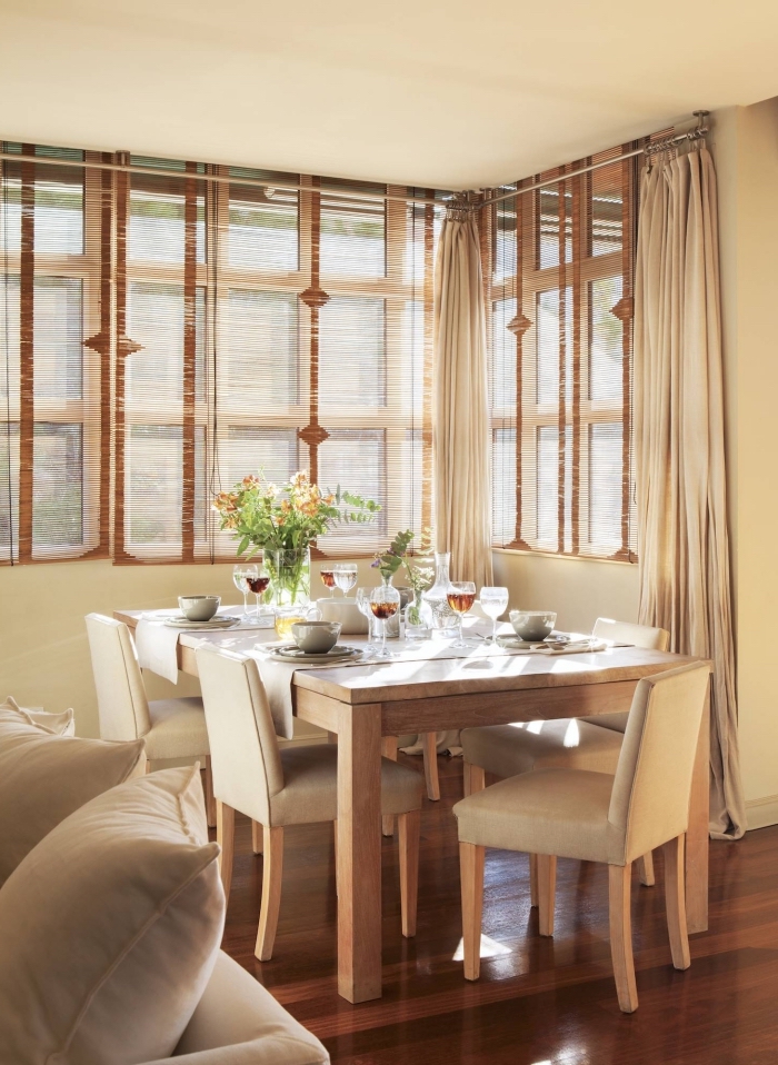 design intérieur de style campagne rustique, modèle salle à manger décorée en couleurs neutres avec meuble bois