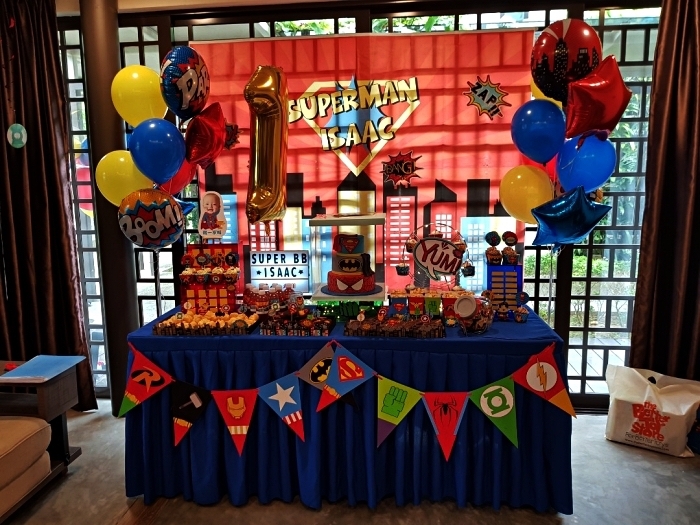 idée pour thème de décoration anniversaire garçon, déco d'anniversaire 1 an sur le thème des super-héros avec ballons colorés et guirlande à fanions 