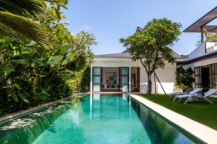 décoration extérieure moderne avec grande piscine et jardin à gazon artificiel, choix de transats piscine tendance