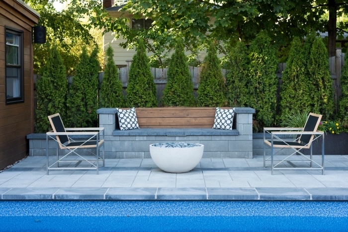comment aménager un petit jardin avec piscine et terrasse, idée meuble de jardin fonctionnel, exemple plage de piscine en béton