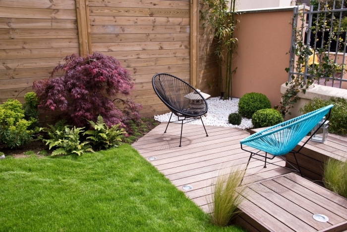 décoration petite jardin avec pelouse et plantes, modèle terrasse en bois clair décorée avec chaises oeufs colorées