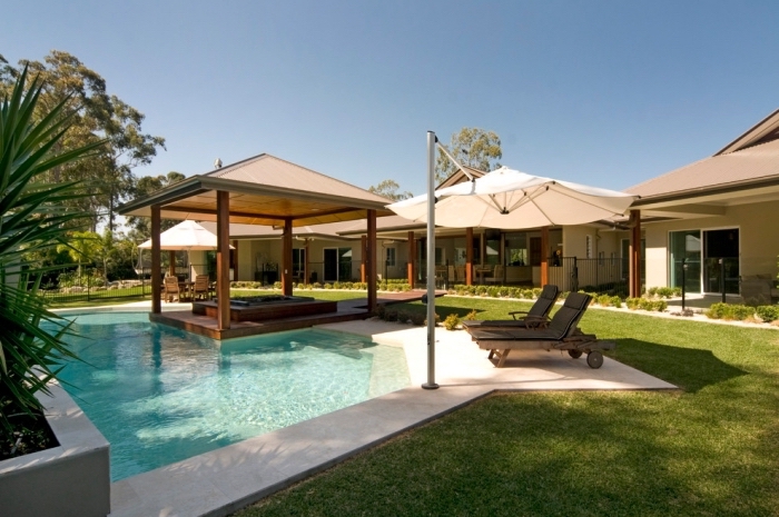idée amenagement terrasse piscine extérieure, modèle cour arrière avec grand jardin et piscine avec terrasse plage