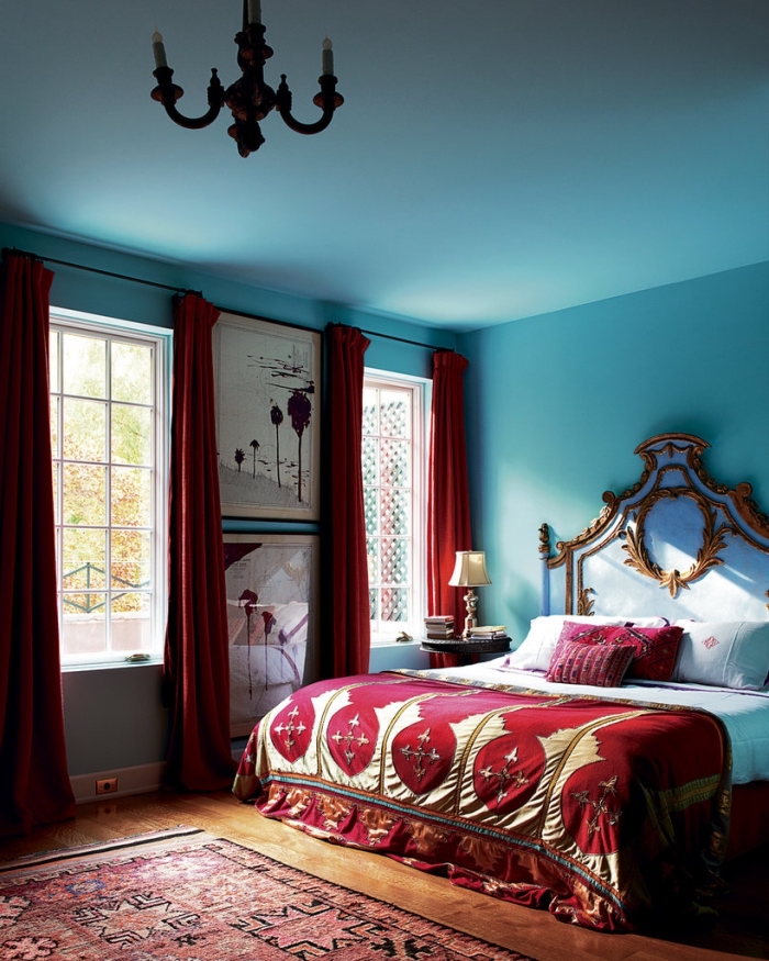peinture tendance 2019 nuances de bleu pour une chambre à coucher, déco chambre orientale avec tête de lit bois