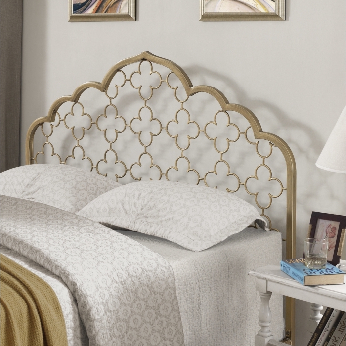 chambre contemporaine aux murs blancs avec meubles bois blancs et accents en or, idée tête de lit originale