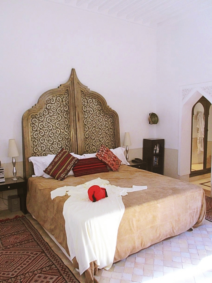 comment aménager une chambre adulte de style oriental, modèle lit king size en bois avec tête de lit tissu et bois