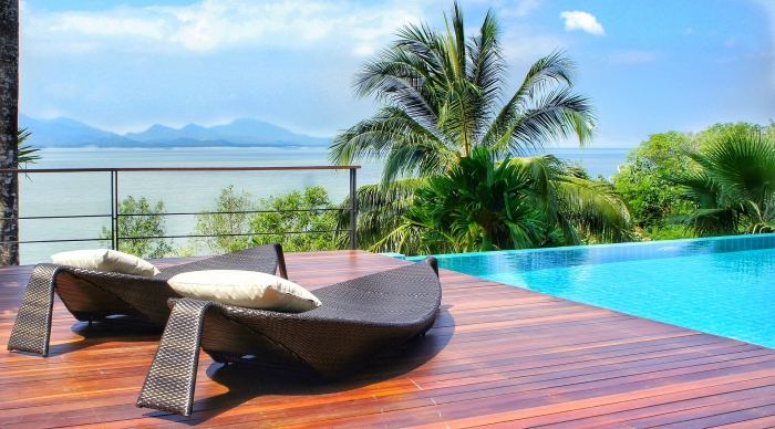 modèle de piscine moderne avec vue impeccable, décoration extérieure avec piscine et terrasse en bois foncé