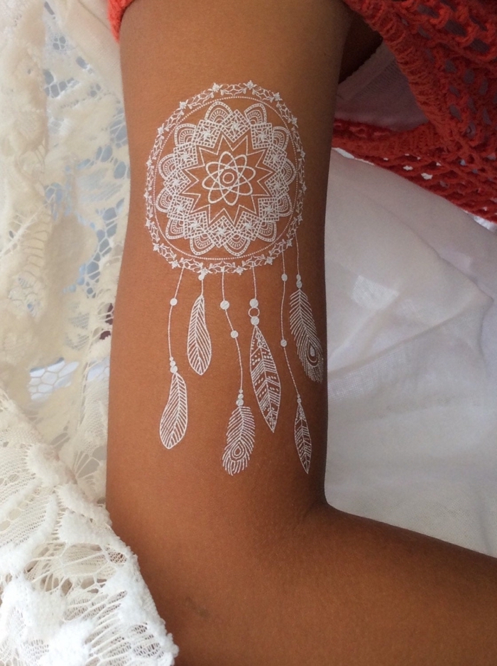modèle de tatouage blanc sur bras et épaule à design attrape rêve, idée tatouage éphémère style bohème en blanc