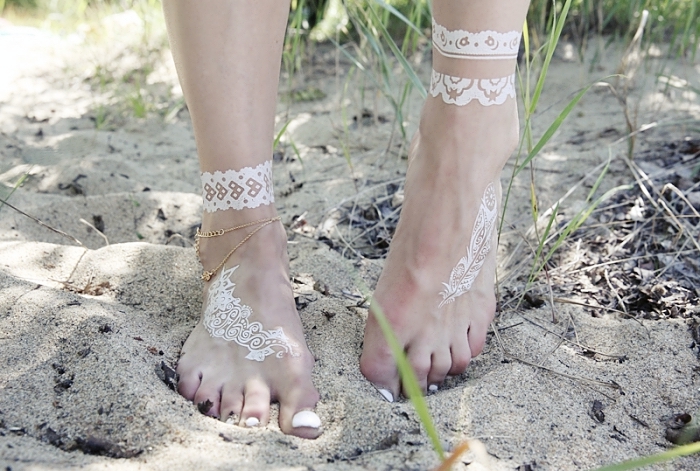 décoration de cheville avec henné blanc à effet bracelet, idée art corporel à effet bijoux motif henné pour femme