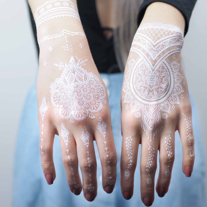modèle de tatouage éphémère en blanc sur les mains, idée tattoo temporaire sur mains et doigts à effet bijoux