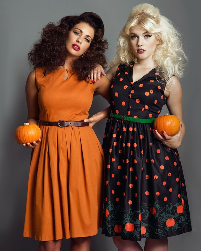 Déguisement Halloween pour deux amies, vetement annee 60, look année 60 robe femme stylée, coiffure bouclé 
