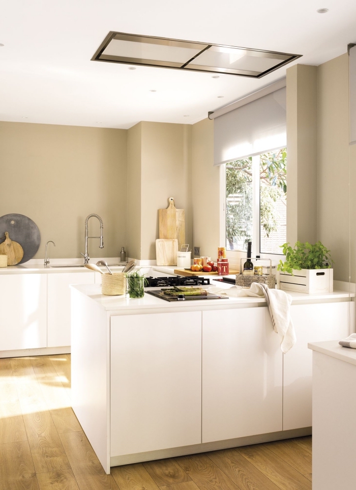 comment décorer une cuisine en beige et blanc, exemple agencement de petite cuisine ouverte en forme de U