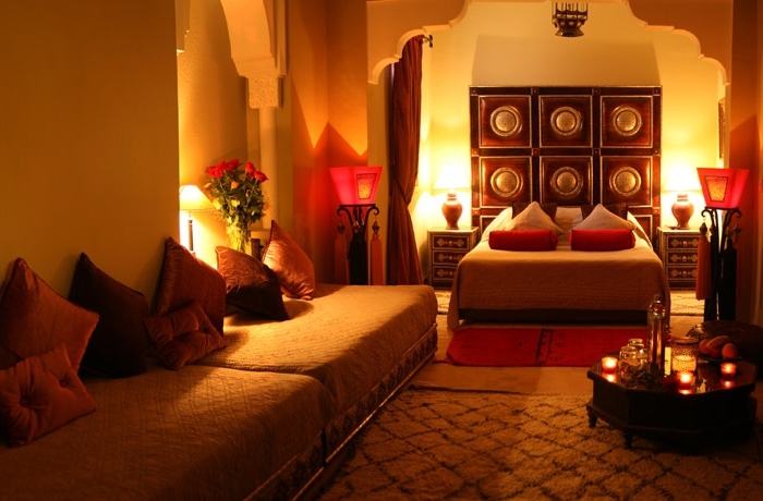 ambiance romantique avec éclairage à différents niveaux dans une chambre orientale, exemple tête de lit design oriental