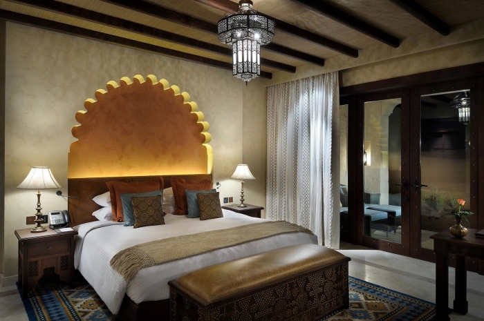 design intérieur style oriental dans une chambre beige au plancher en carrelage blanc, idée tête de lit originale avec arc murale