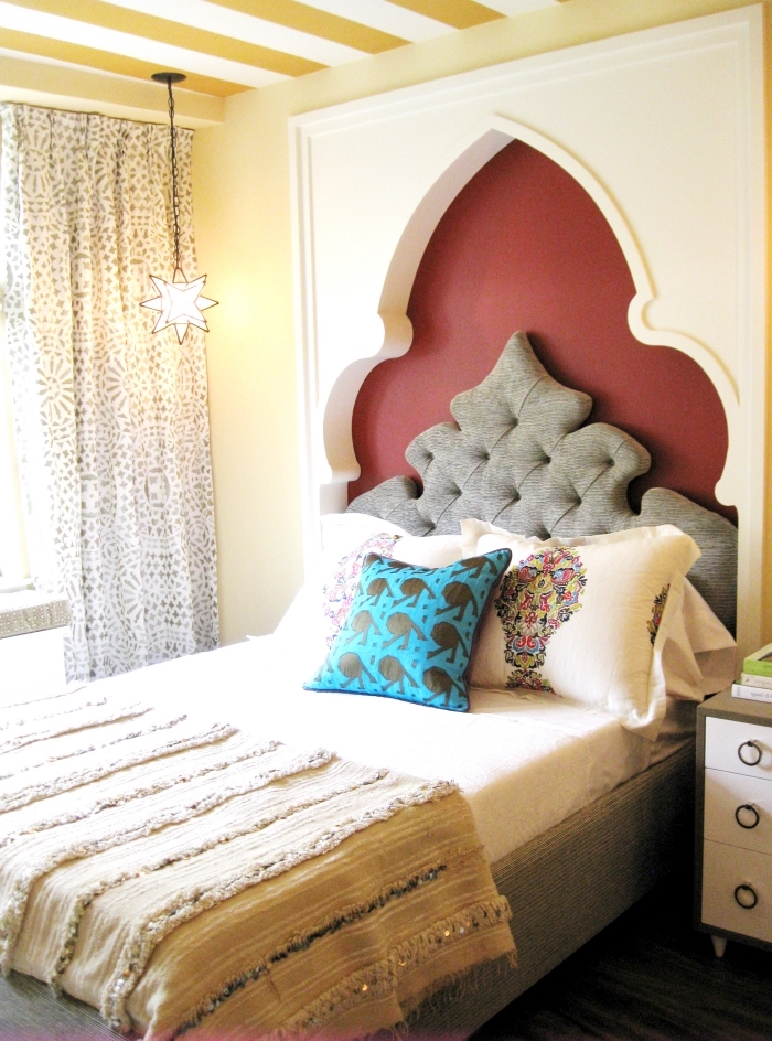 aménagement petite chambre de style oriental, idée décoration de plafond aux motifs rayures, modèle tête de lit tissu et arc mural 
