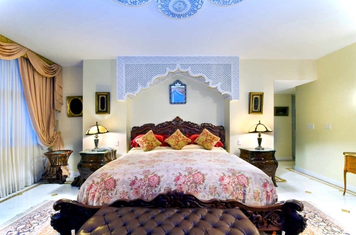 aménagement chambre avec meubles rétro en bois foncé luxe, idée tête de lit en bois foncé de style oriental