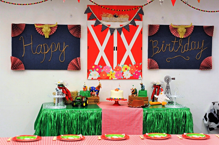 decoration anniversaire garçon sur le thème de la ferme, buffet d'anniversaire habillé d'une jupe de table verte à franges et d'un chemin de table à carreaux, déco murale de panneaux décoratifs pour anniversaire 1 an 