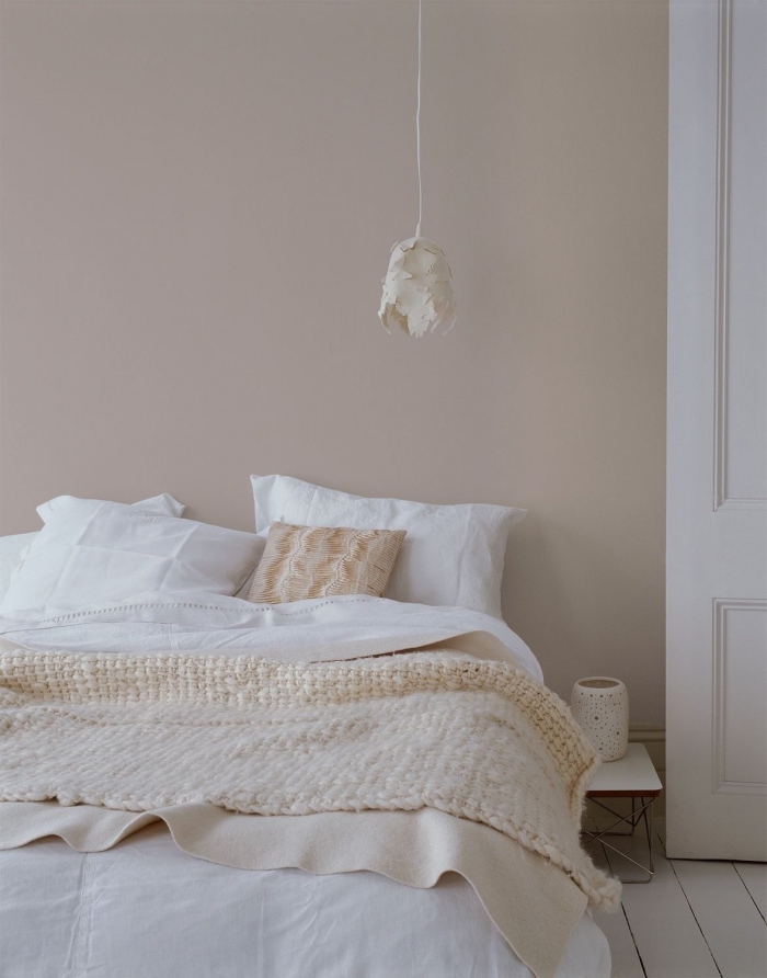 chambre à coucher aux murs neutres, idée peinture couleur sable pour déco cocooning dans une chambre ado