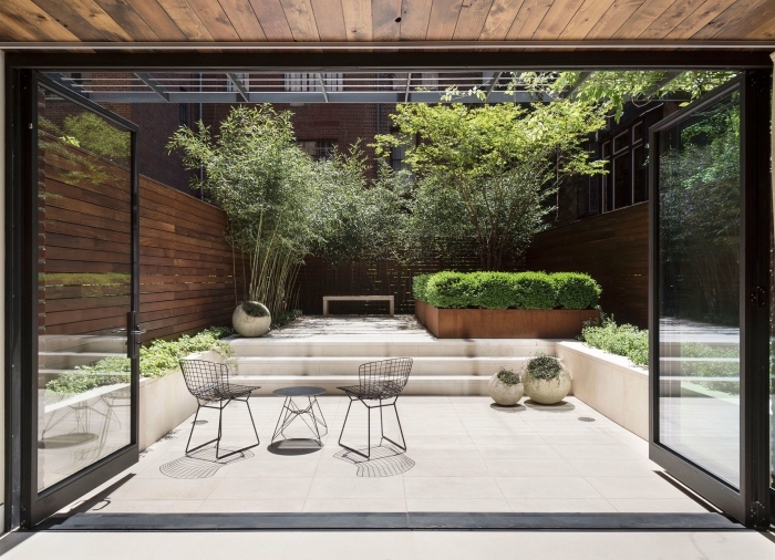 design extérieur de style contemporain dans un jardin avec clôture en bois foncé, décoration jardin extérieur