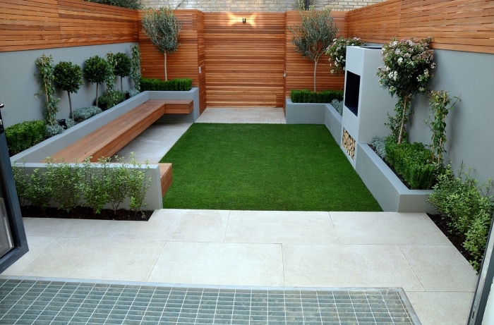 idée déco petit jardin paysager avec pelouse artificielle et terrasse en dalles, modèle clôture de jardin en bois marron