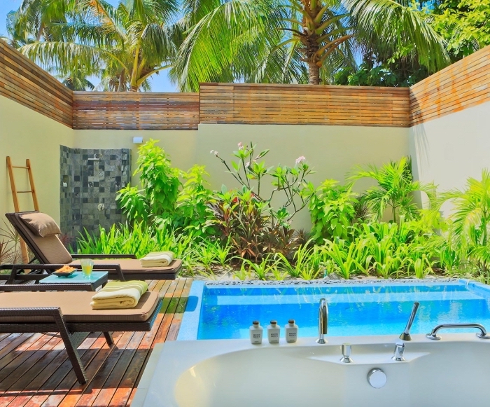 comment aménager une petite cour arrière avec piscine terrasse et petit jardin, idée revêtement de sol pour terrasse de piscine
