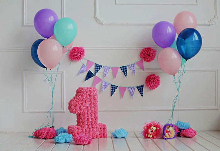 deco anniversaire enfant pour une séance photo, décor d'anniversaire avec chiffre géant de fleurs artificielles, des fleurs en papier de soie et des ballons colorés