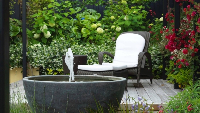 exemple petit jardin zen avec bassin rond et chaise longue, idée comment aménager un petit jardin de style japonaise