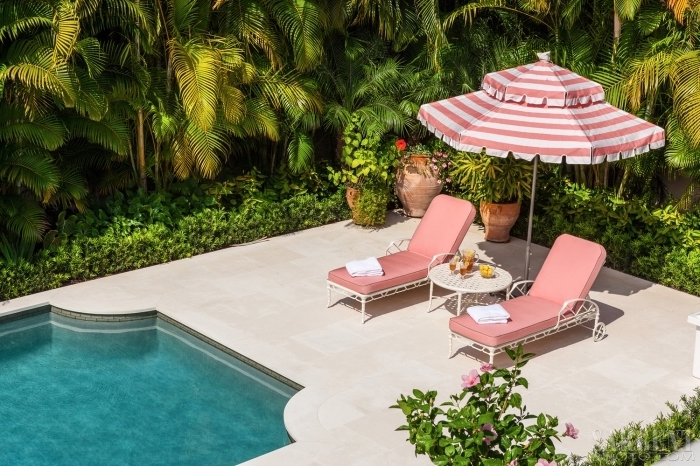 modèle de parasol original pour piscine en couleurs rose et blanc, idée aménagement de plage de piscine avec transats roses