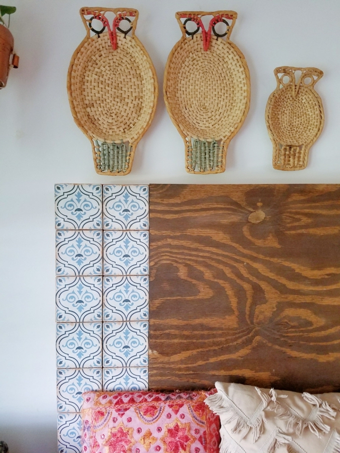 comment aménager une chambre à coucher ado avec objets ethniques, tete de lit diy en bois customisée avec stickers imitation carreaux de ciment
