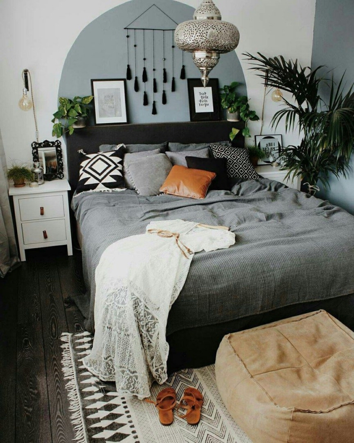 comment décorer une chambre bohème chic avec lanterne marocaine et tête de lit velours noir, idée petite chambre ado
