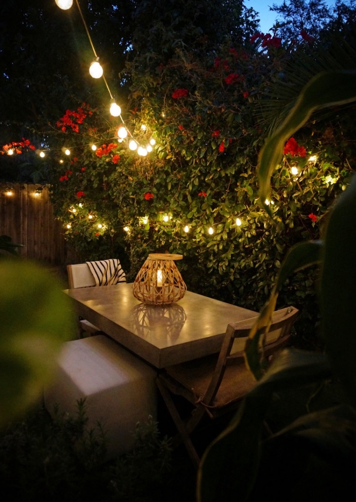 atmosphère romantique dans un petit jardin avec clôture en bois et roses rouges, comment aménager son jardin 