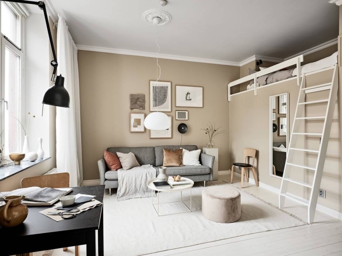 design scandinave dans un studio aux murs beige avec sol blanc, déco intérieure avec peinture sable dans un salon