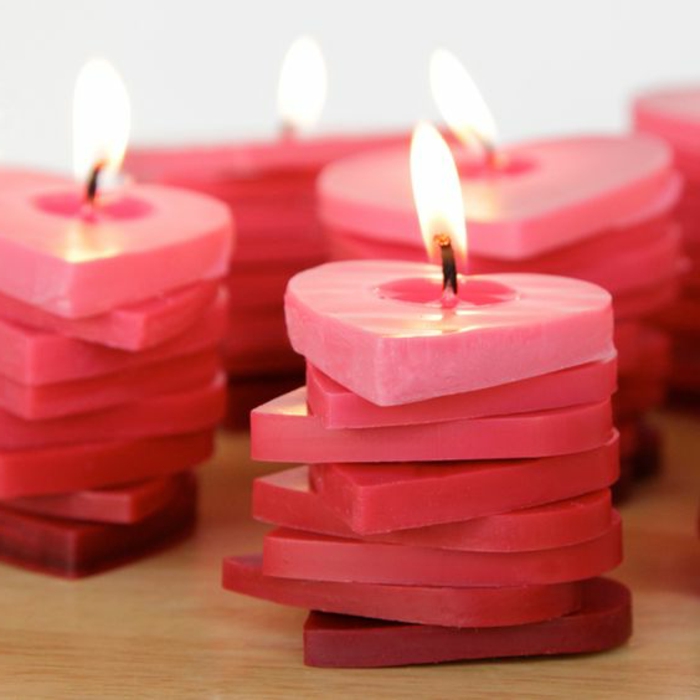 idée cadeau romantique à faire soi-même, faire ses bougies parfumées soi même, modèle bougie fait maison en forme coeur