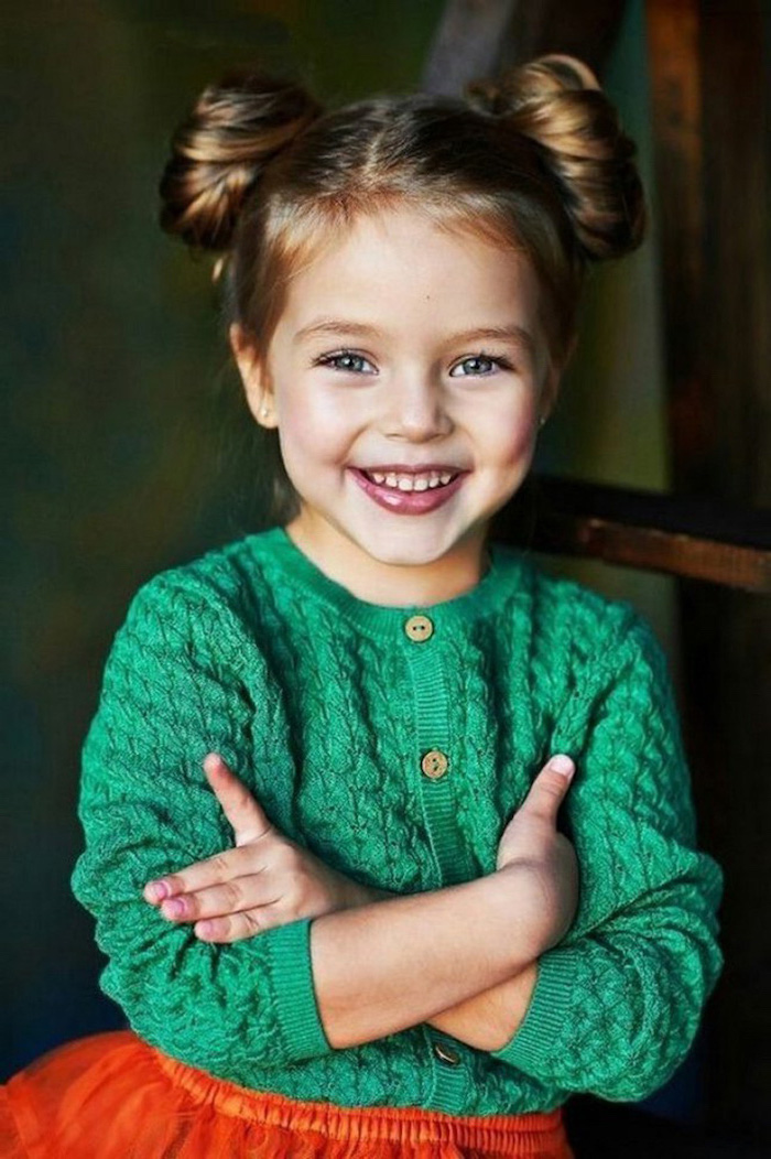 dulcinée-fille-souriante-pull-vert-jupe-rose-deux-chignons-hauts-tresse-indienne-coiffure-facile-a-faire-fillette-cheveux Deux chignons hautes, petite fille souriante, gilet vert et jupe rouge, coiffure facile a faire fillette cheveux