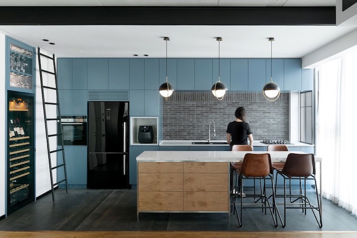 credence carrelage gris, couleur bleu gris pour la façade de cuisine, sol couleur noire, ilo central bois et blanc, frigo noir