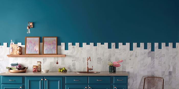 quelle couleur pour les murs d une cuisine, idée de peinture murale et mobilier cuisine bleu canard, carrelage gris et blanc, ambiance artistique