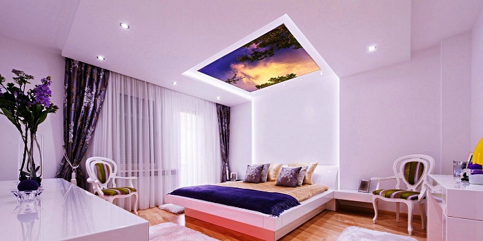 luminaire plafonnier à décor ciel au coucher de soleil installée dans la chambre à coucher au-dessus du lit