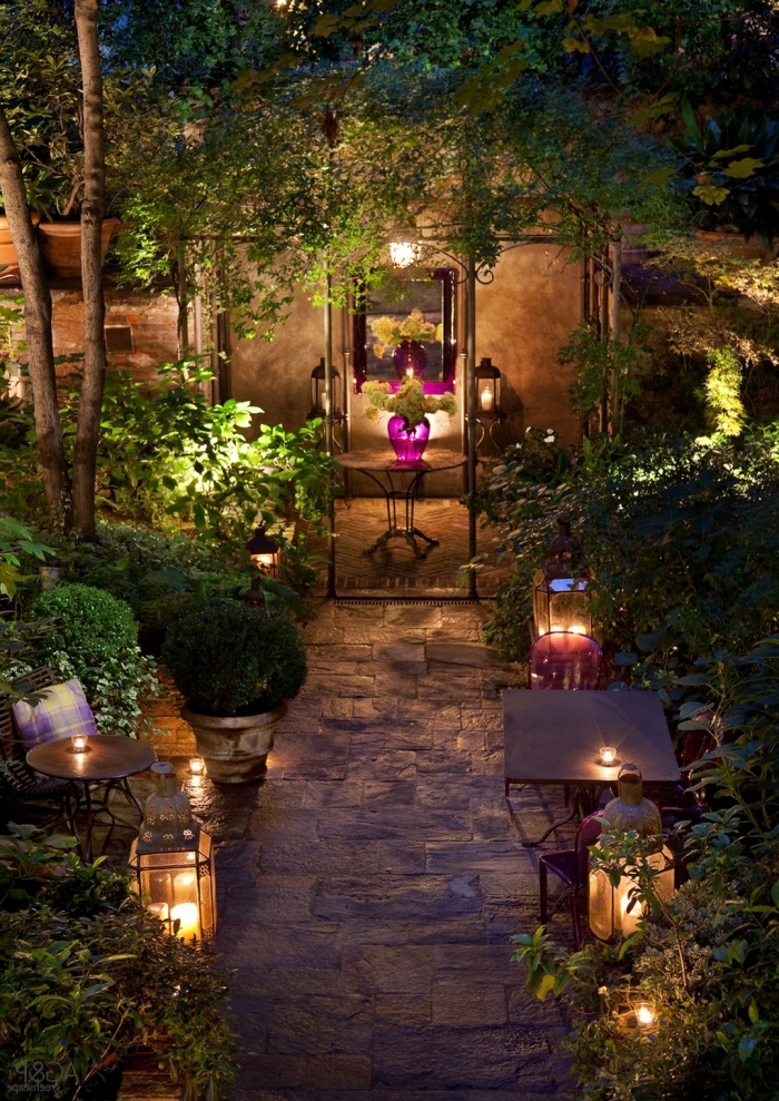 idée comment décorer un petit jardin avec allée en dalles, exemple éclairage de jardin avec lanternes et bougies