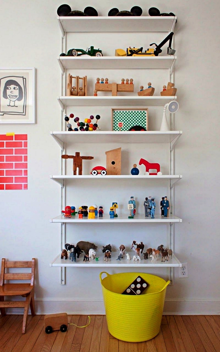 étagère murale pour ranger et exposer ses petits jouets, bac rangement jaune pour ranger les jouets dans la chambre d'enfant