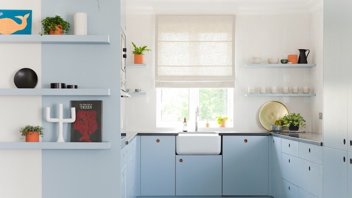 exemple de facade cuisine bleu pastel clair, murs blancs, petites étagères avec de petites décorations détails de cuisine