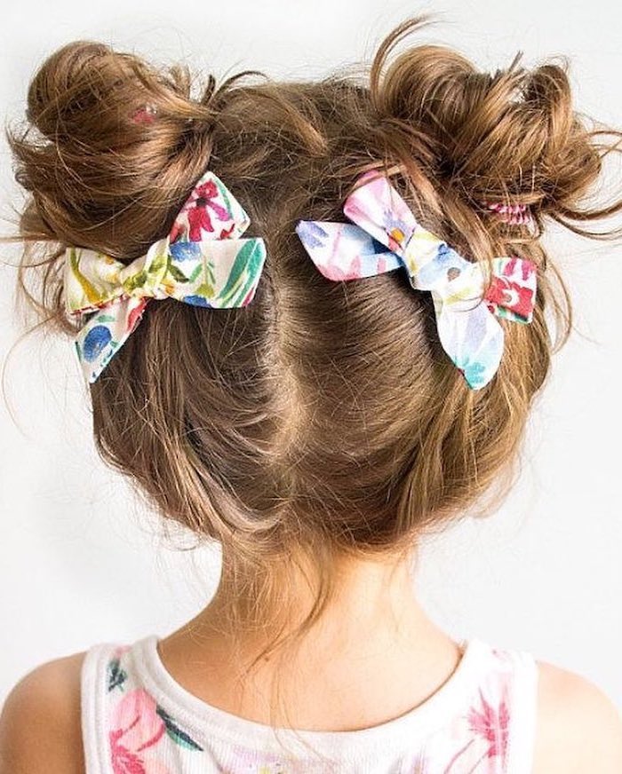 Adorable fillette coiffure facile a faire avec deux rubans fleuries meme tissu que la robe, coiffure simple et rapide