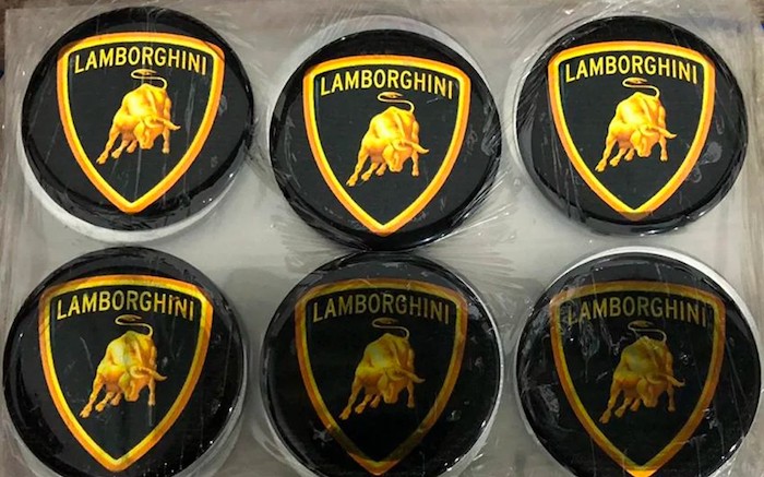 la police a découvert de nombreuses pièces détachées marquées du logos des marques italiennes Lamborghini et Ferrari servant à la fabrication des fausses voitures